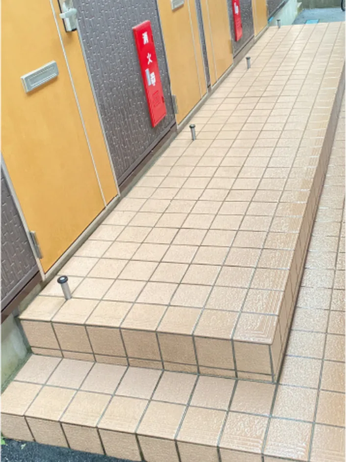 玄関タイルの高圧洗浄の施工後