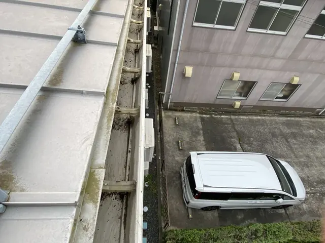 高所の雨樋（あまどい）清掃・落ち葉泥の泥かき作業を実施（施工事例）