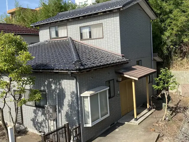 一軒家の大きく育ちすぎた木の処分・草刈りを実施（施工事例）
