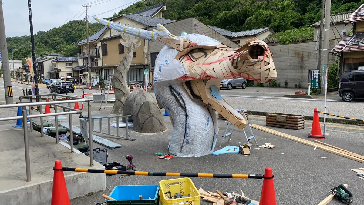 ② 下地処理（防水シート+ラス網）で肉付け・形状形成