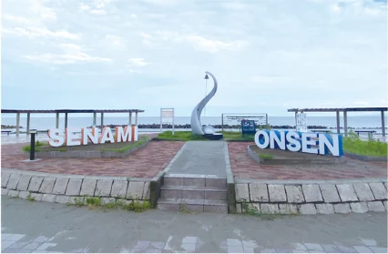 瀬波温泉海水浴場「恋人の聖地」内 ｜ 立体文字（S・E・N・A・M・I／O・N・S・E・N）