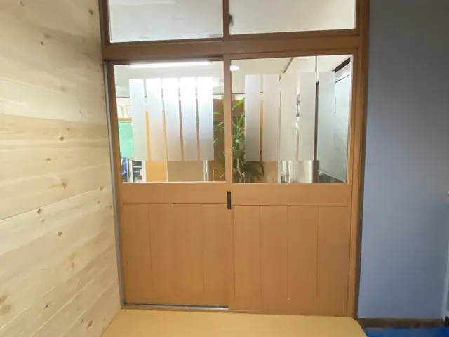 事務所風除室の「入口引き戸」をリメイク・入れ替え作業（施工事例）