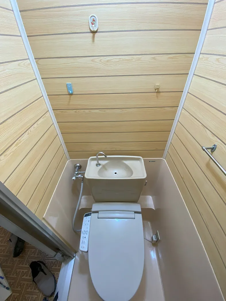 施工前｜昭和の風情が残る木目調の壁と、経年変化が見られたトイレ空間